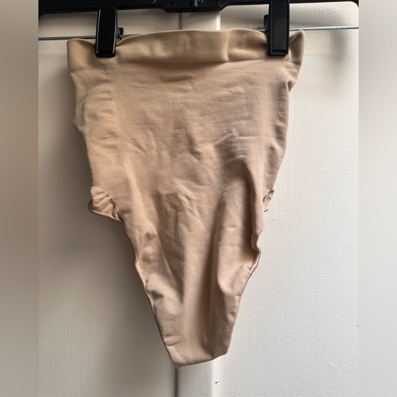 Skims sculpting thong Small NWOT - Picture 4 of 7